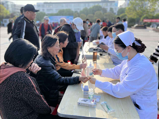 河南省信阳市在体彩广场开展“健康城镇 健康体重”主题宣 传活动，让“自己是健康第一责任人”的理念深入人心。该市相关医院向广大群众进行卫生健康科普，宣传卫生防病知识等，引导群众积极参与爱国卫生运动。