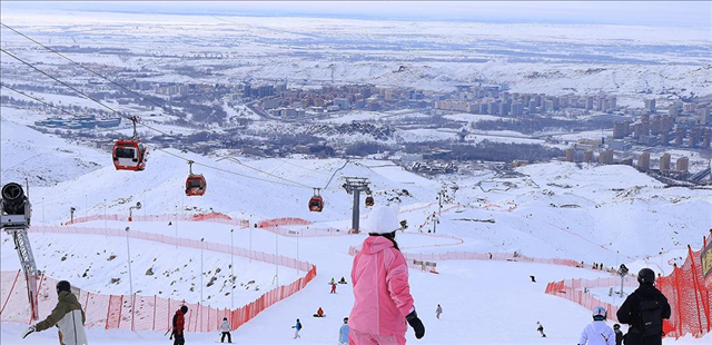 新疆阿勒泰：畅游冰雪 欢度春节