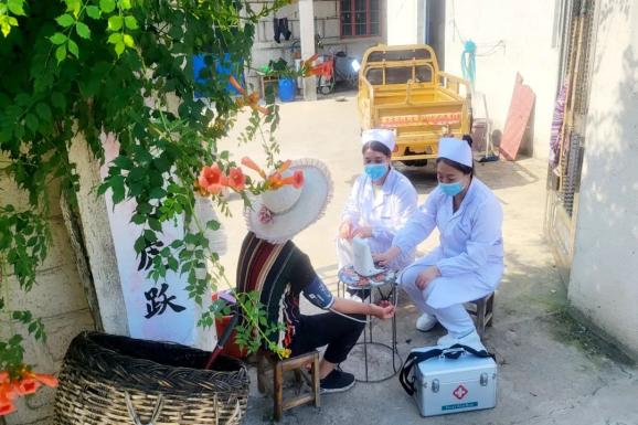 江苏省灌云县卫生健康委组织卫生院党员成立“小棉袄”帮帮团