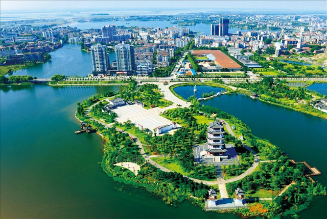 湖北咸宁拥有53.01％的森林覆盖率，128公里的长江岸线，1600毫米左右的年均降水量，空气质量稳居全国前列，是享誉全国的桂花之乡、温泉之乡、茶叶之乡、楠竹之乡，也是名副其实的武汉“后花园”。