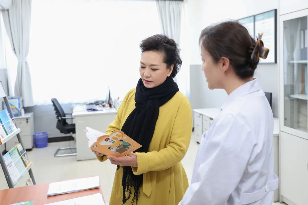 彭丽媛在北京调研学校结核病防治工作