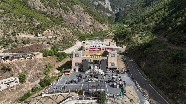 新华社三问稻城亚丁景区“道路设卡摆渡收费”：收的是什么费？为何要设卡？选址科学吗？